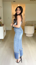 Load image into Gallery viewer, Pretty in those Jeans
