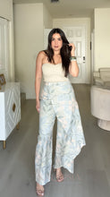 Load image into Gallery viewer, Greicy Floral Jeans

